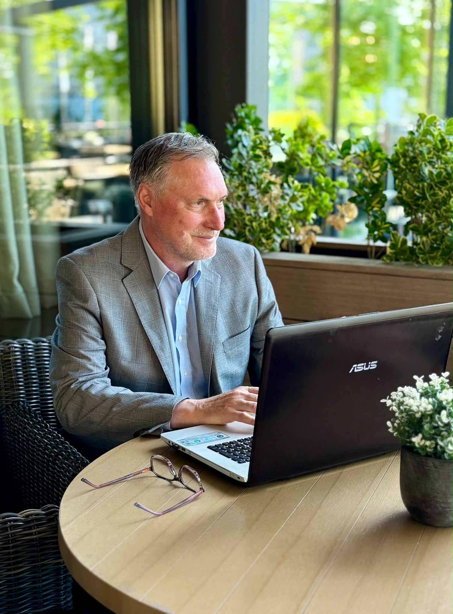 Gilbert van Asselt bereidt een modelregistratie voor